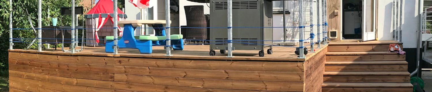 Høy terrasse med mange detaljer